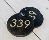 Nummerbricka i mässing-Floby Överskottslager